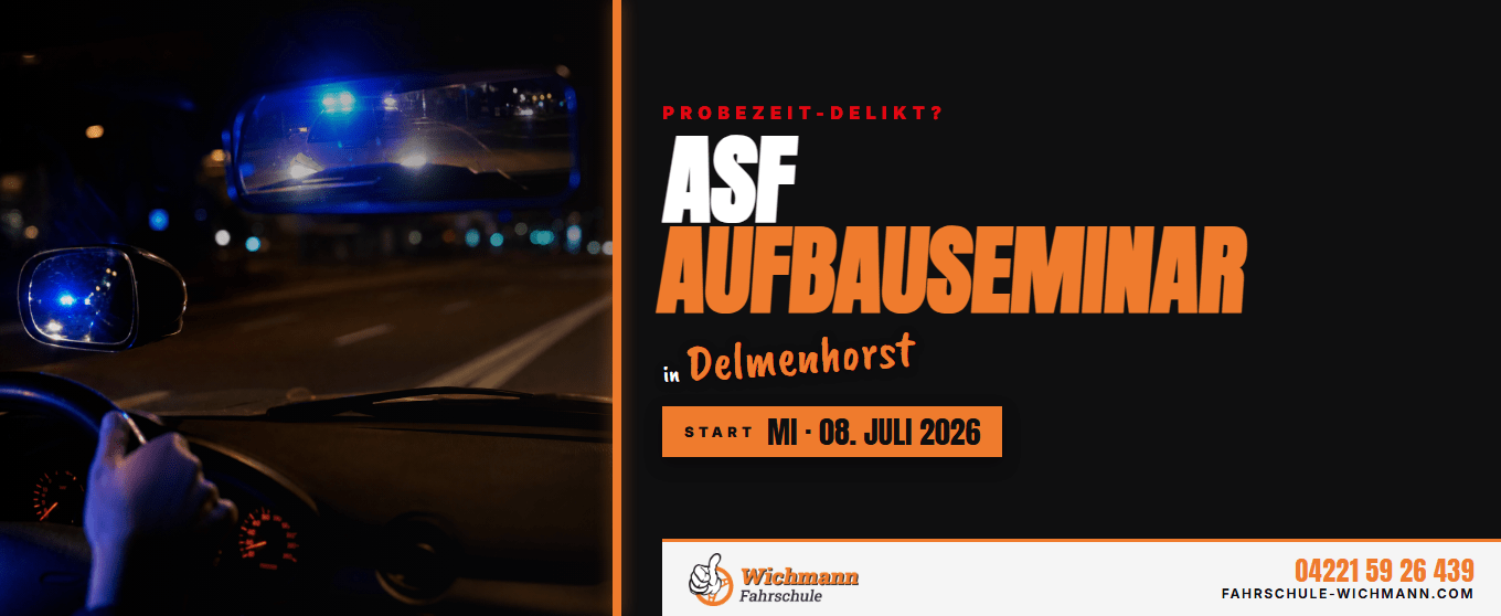 Nighttime driving scene from the driver's seat with blue police lights visible in the rearview mirror; on the right, a black-and-orange banner advertising the ASF Aufbauseminar in Delmenhorst starting July 8, 2026.