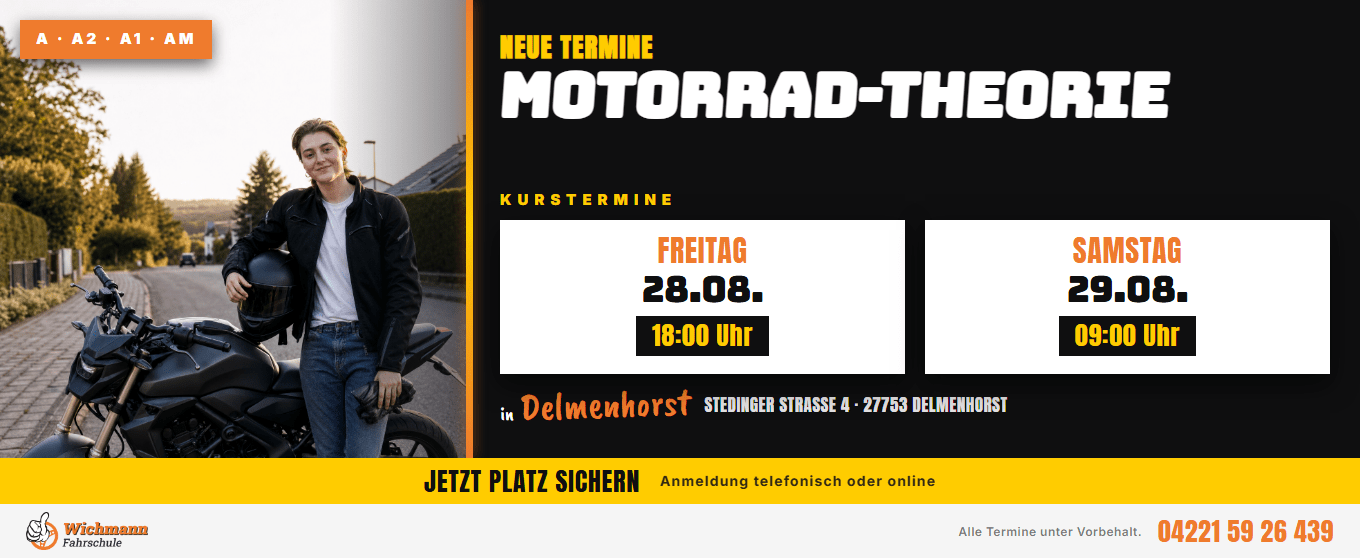 Person leaning on a motorcycle beside a street; banner advertising Motorrad-Theorie course with dates Freitag 28.08 and Samstag 29.08 in Delmenhorst